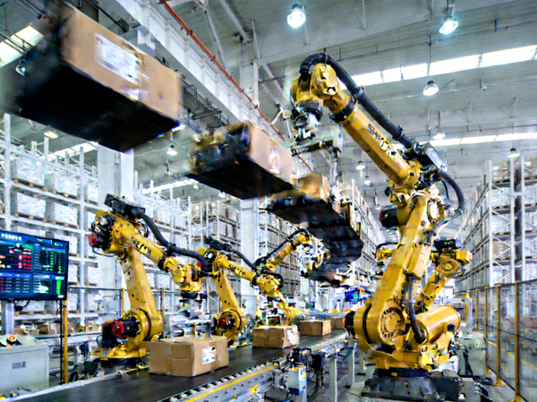 SHEIN位于广州的智能仓储中心内部，机器人分拣系统与高速悬挂流水线作业场景